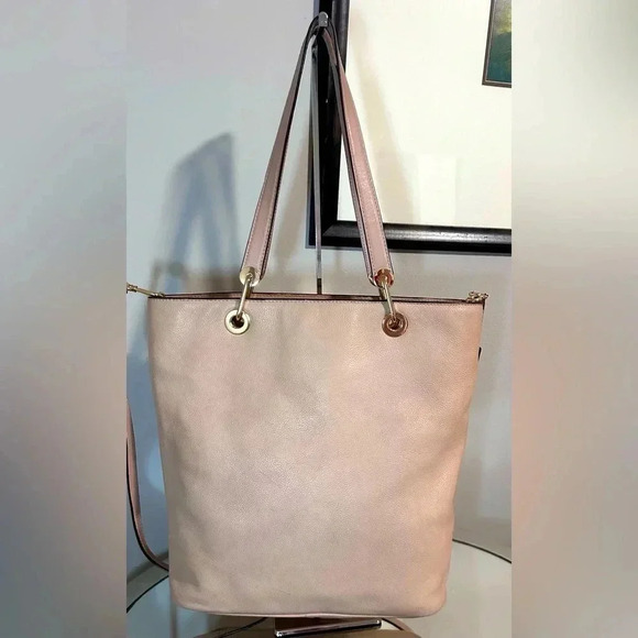 Gently Used MICHAEL KORS Cream Leather zip Top Tote W/Padded Tablet Pocket - Picture 2 of 7